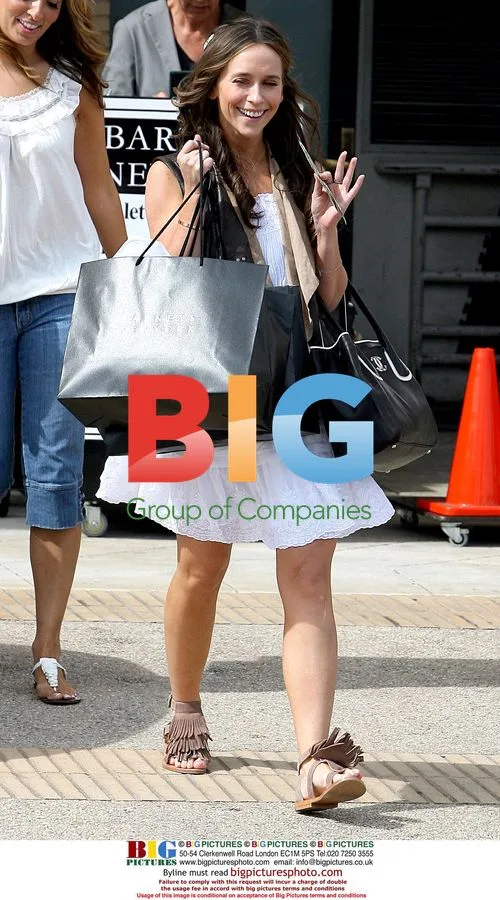 Jennifer Love-Hewitt leaves Barneys in Beverly Hills