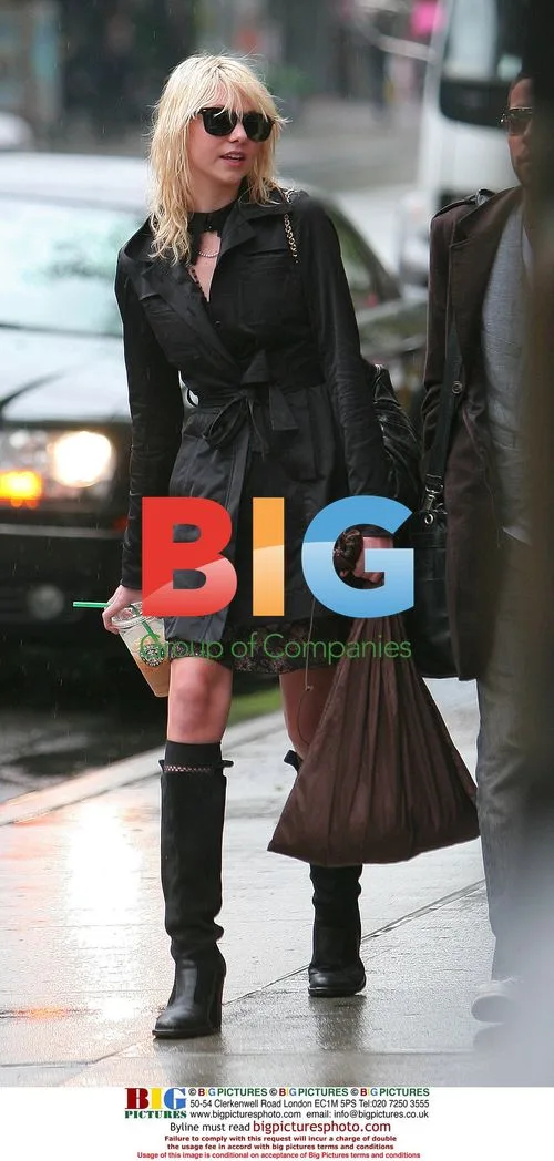 Taylor Momsen out in NYC