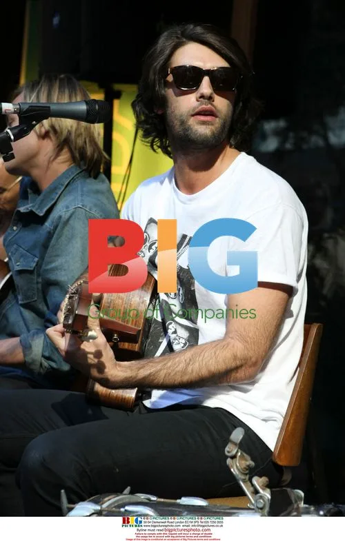 Jay Lyon and Tamarama perform in Sydney