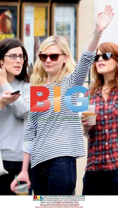 Kirsten Dunst hails cab with friends in NYC