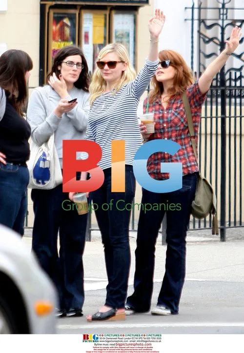 Kirsten Dunst hails cab with friends in NYC