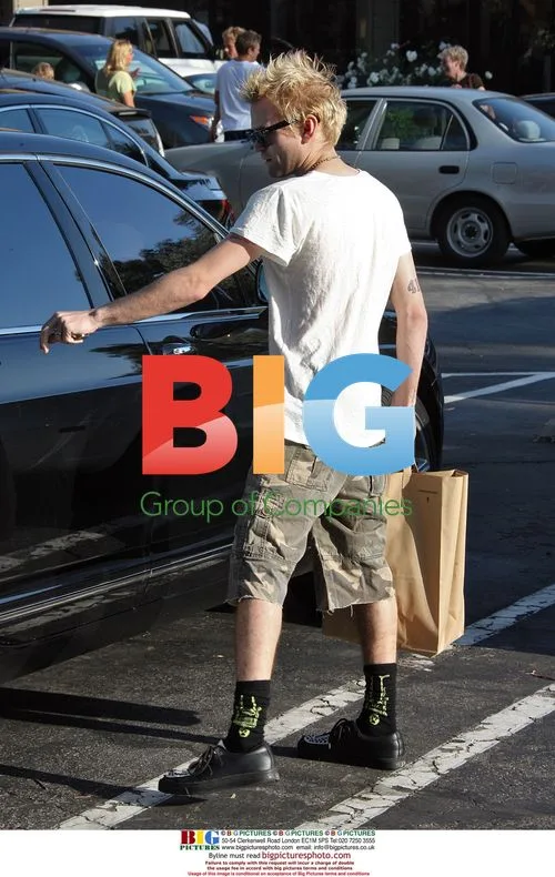 Avril Lavigne and husband leave store