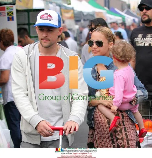 Nicole Richie & Joel Madden shopping in Hollywood