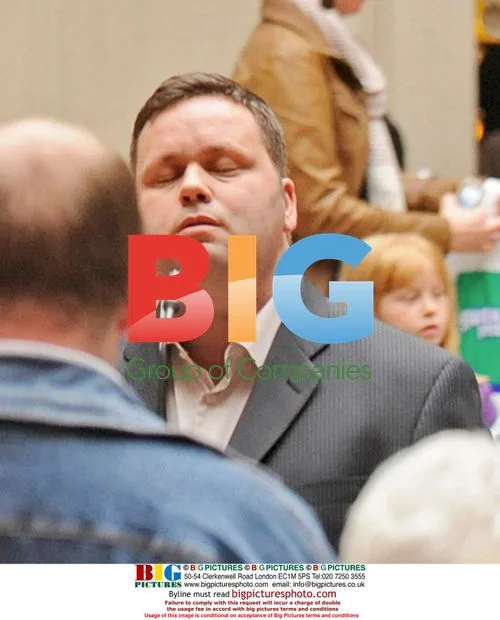 Paul Potts Performs Surprise Concerts in Shopping Center