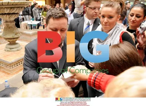 Paul Potts Gives Surprise Shopping Mall Performance