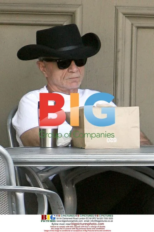 Robert Blake eating lunch in LA deli