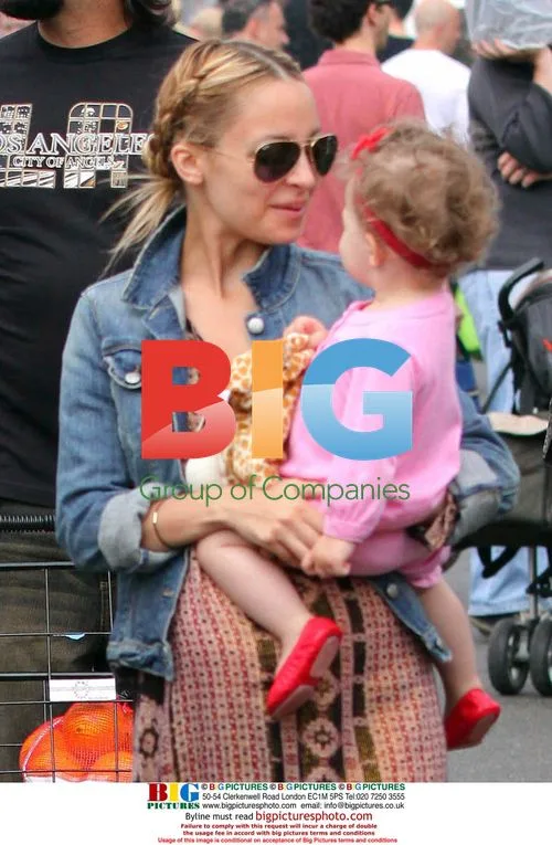 Nicole Richie & Joel Madden go shopping at Hollywood Farmers Market
