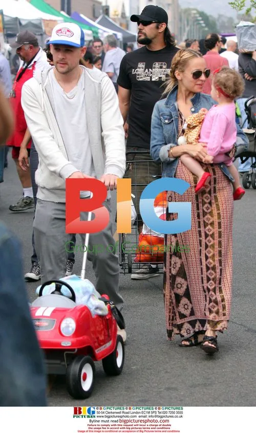 Nicole Richie and Joel Madden shop at farmers market