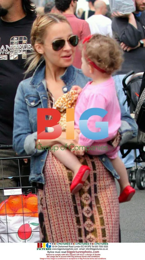 Nicole Richie & Joel Madden Shopping