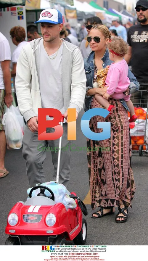 Nicole Richie and Joel Madden shop at farmers market