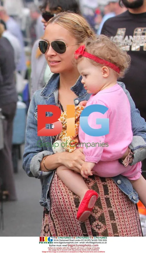 Nicole Richie & Joel Madden Shop at Farmers Market