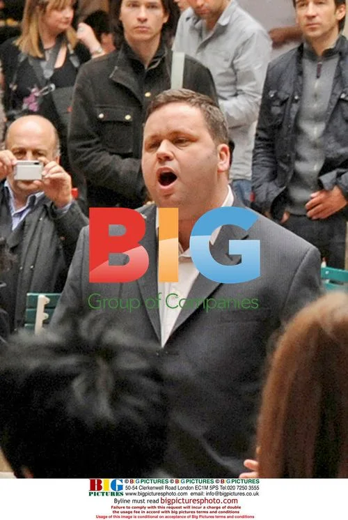 Paul Potts Surprises Shoppers in Oberhausen