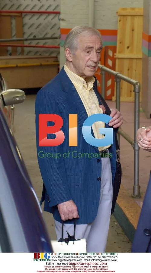 Andrew Sachs leaves GMTV studios