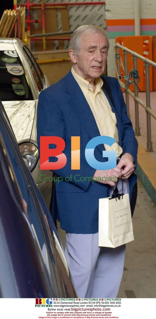 Andrew Sachs leaves GMTV studios
