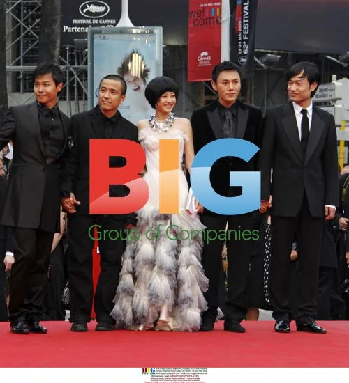 Chen Sicheng and other arrive at Cannes premiere