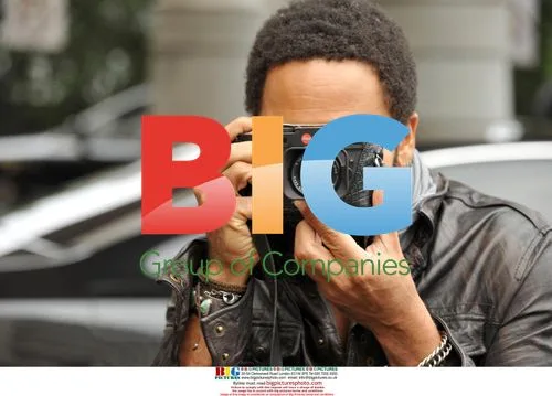 Lenny Kravitz photographing photographers