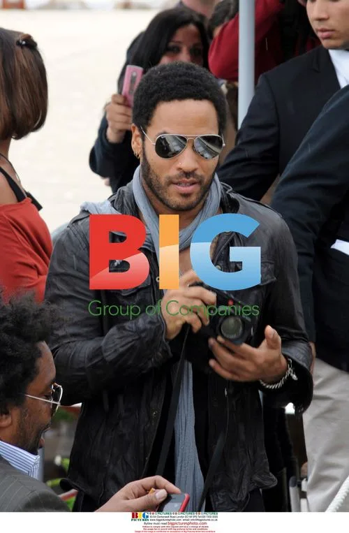 Lenny Kravitz takes pictures of photographers