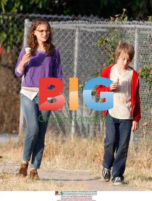 Natalie Portman eats ice cream on film set