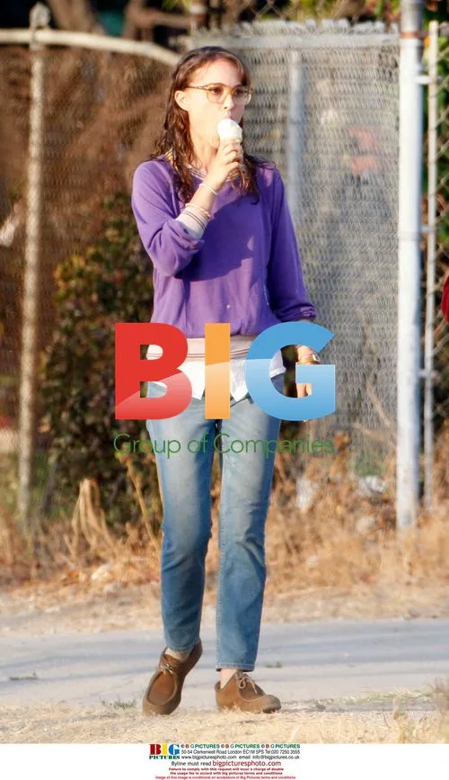 Natalie Portman Eats Ice Cream on 'Hesher' Set