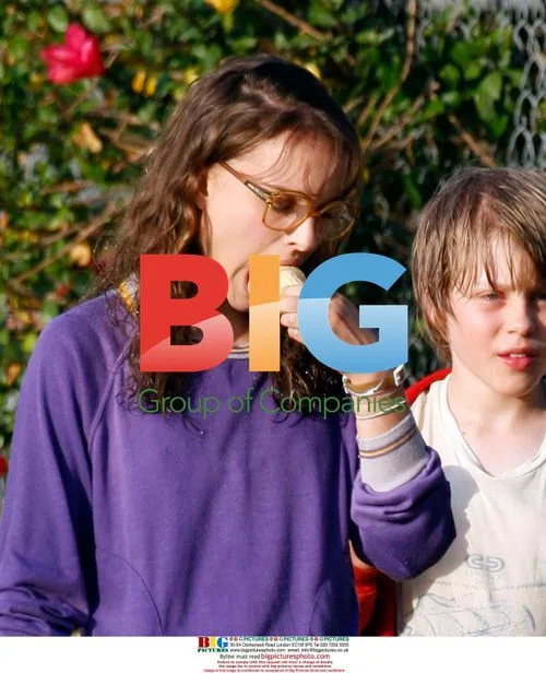Natalie Portman eating ice cream on 'Hesher' set