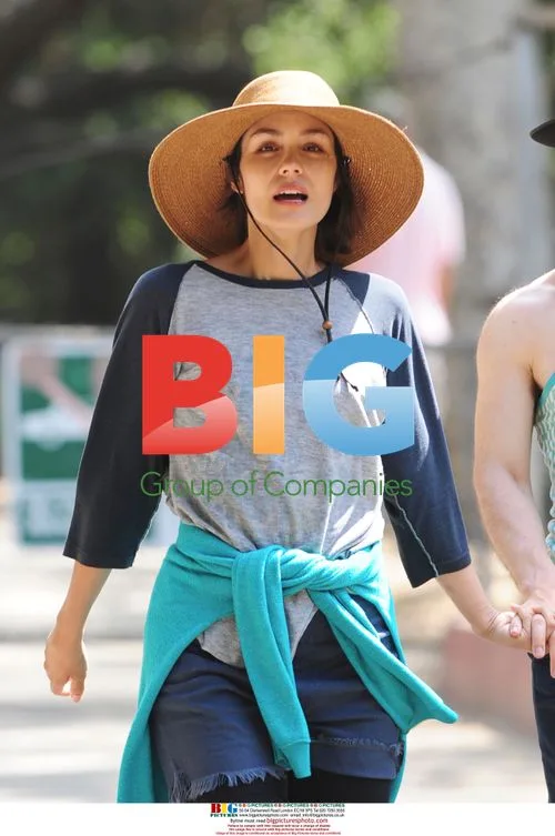 Actress Shannyn Sossamon holds hands with boyfriend