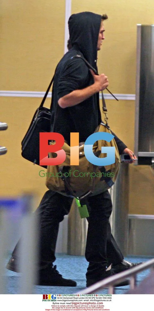 Robert Pattinson Arrives in Canada