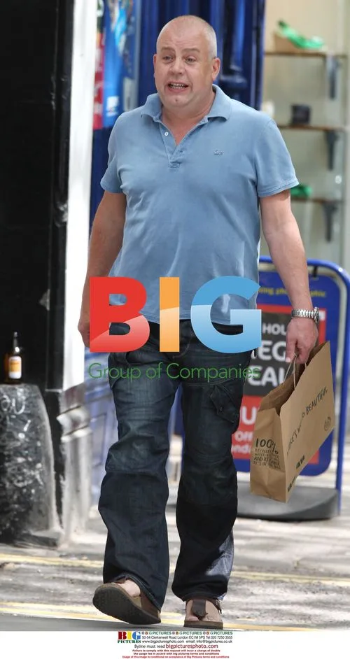 Eastenders Actor "Rick" Peterson Goes Shopping