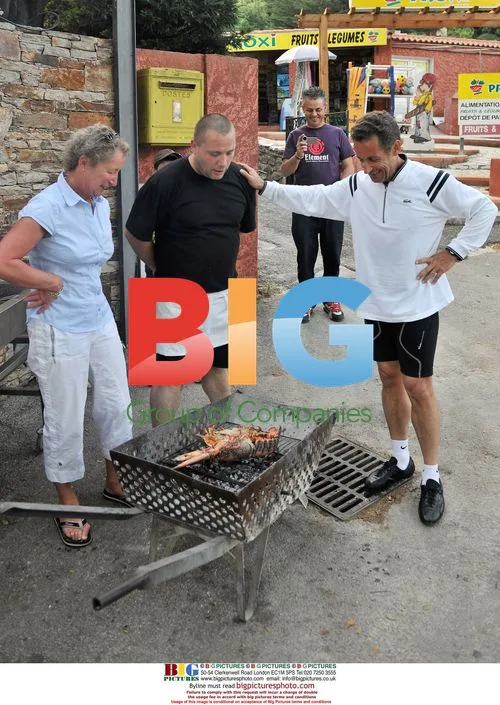 Sarkozy Buys Pizza on French Riviera