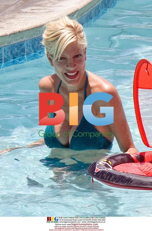 Tori Spelling \ Family Poolside
