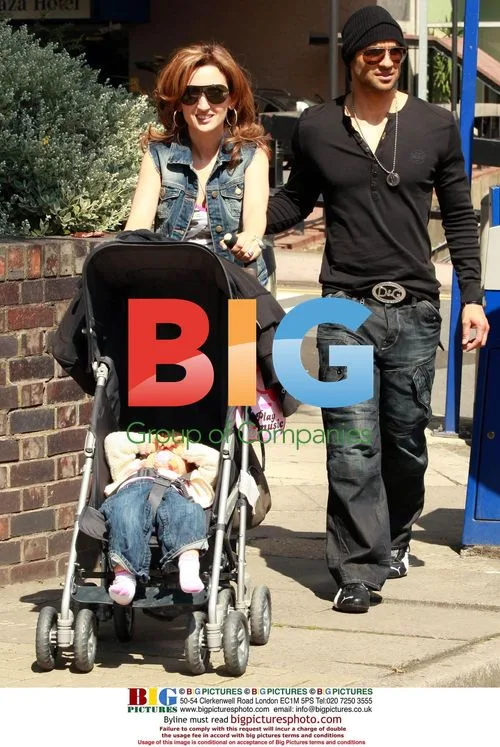 Julian Smith & Family Arrive at Hotel