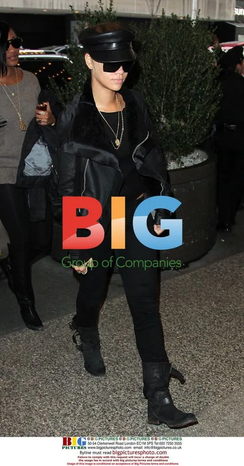 Rihanna Arriving at MTV Studios