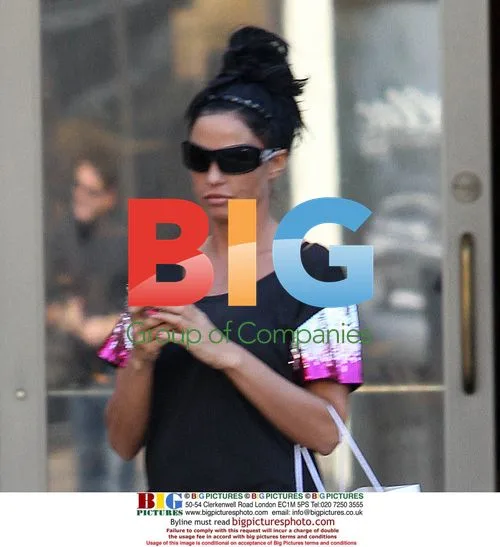 Katie Price Hits the Grove for Last Minute Shopping