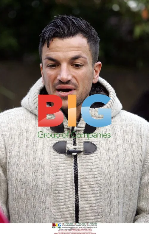 Peter Andre and kids feed swans