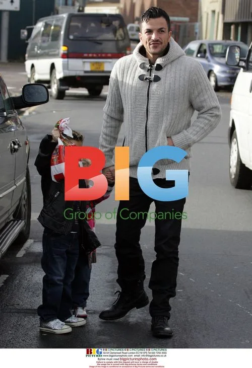 Peter Andre and kids feed swans