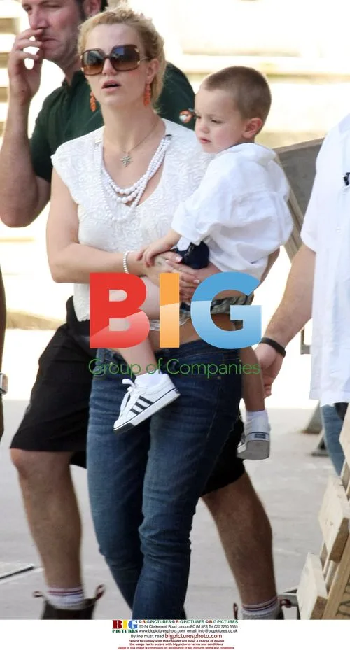 Britney Spears and Sons at Sydney Aquarium