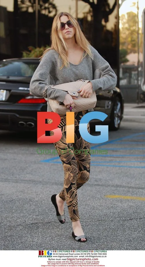 Whitney Port gets coffee with sister