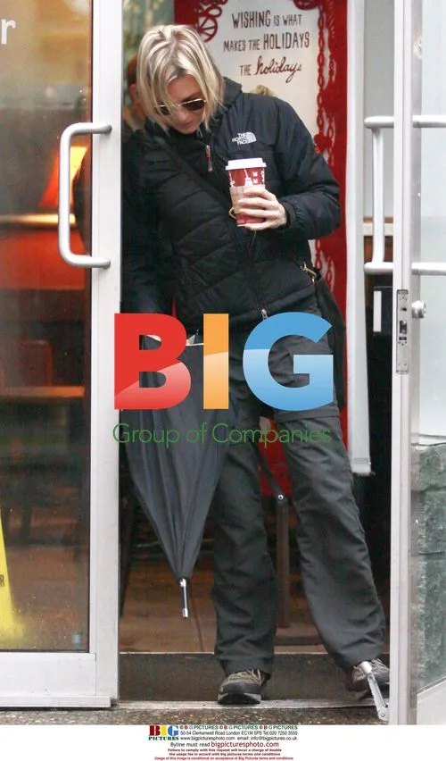 Renee Zellweger at Starbucks in Vancouver