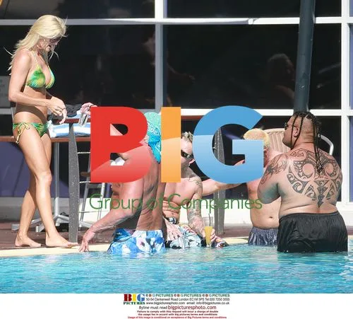 Hulk Hogan Relaxes with Girlfriend in Australia