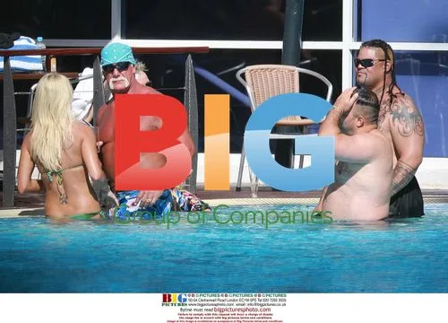 Hulk Hogan relaxes with girlfriend at hotel pool