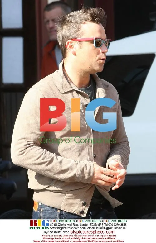 Robbie Williams Takes Fan Photos in NYC