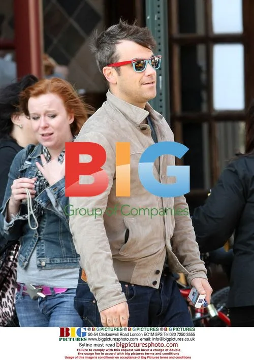 Robbie Williams Exits Hotel in Manhattan