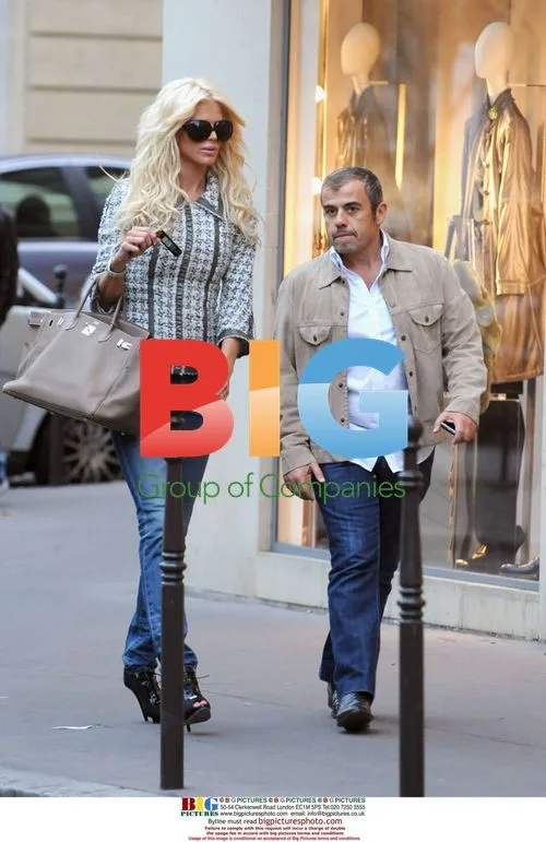 Victoria Silvestedt strolling in Paris