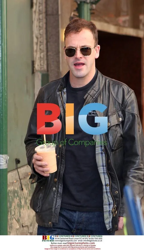 Jonny Lee Miller Signs Autographs