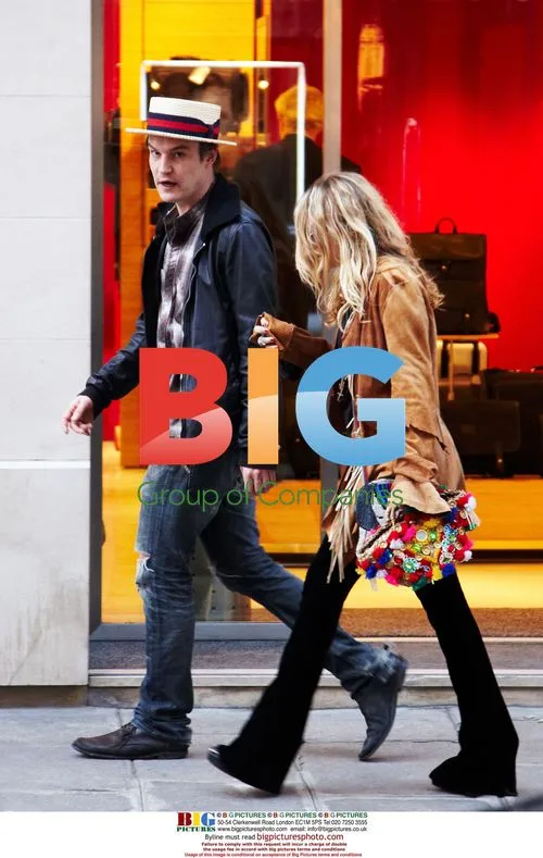 Mary-Kate Olsen hides face after Tumi store visit