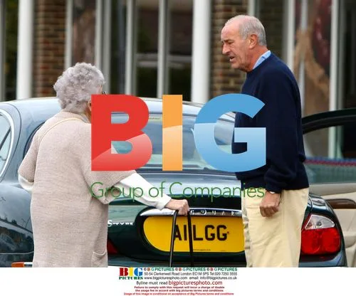 Len Goodman Helps Elderly Lady With Shopping
