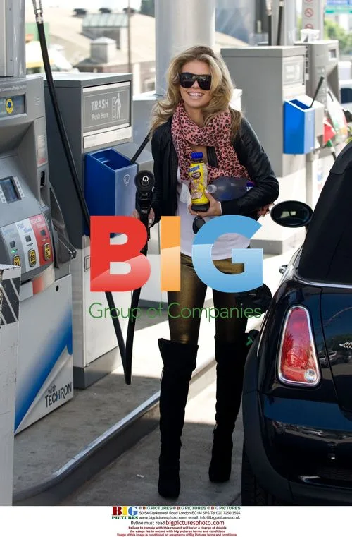 AnnaLynne McCord's Shopping Trip