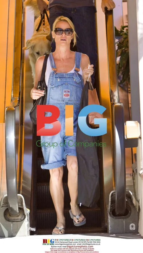 Nicollette Sheridan and boyfriend shop and grab bagels