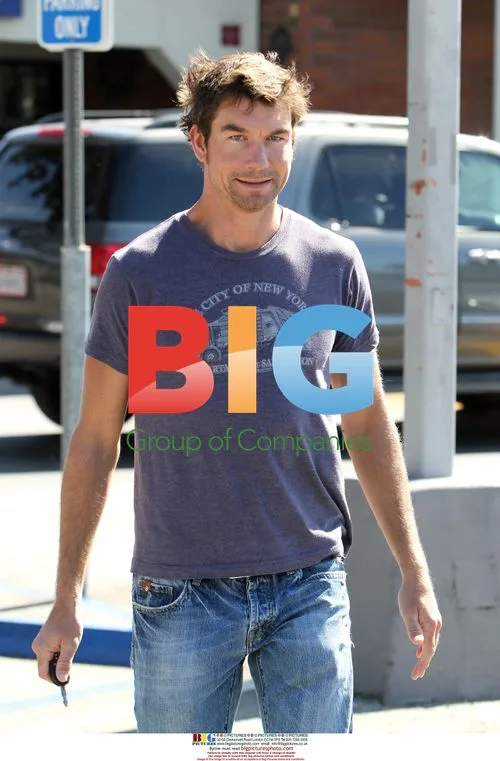 Jerry O'Connell Drops Off Box at UPS