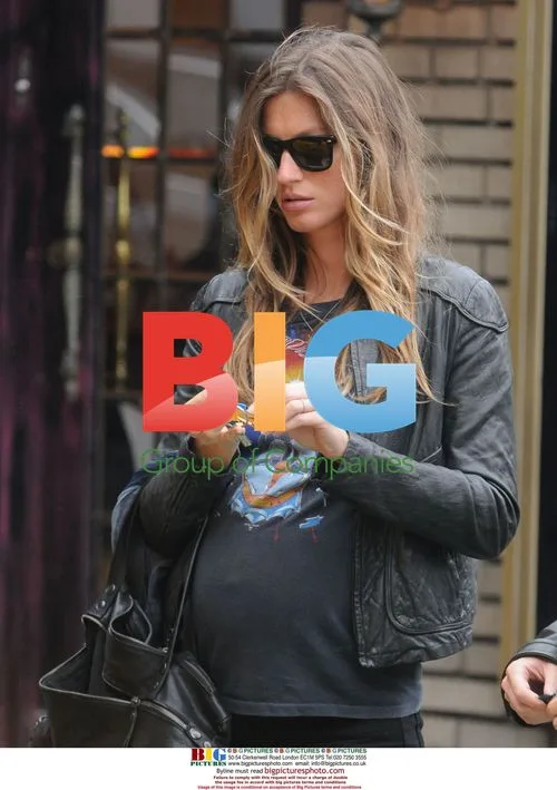 Gisele Bunchen walks in rain