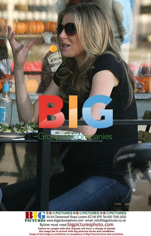 Sarah Chalke Pregnant Lunch